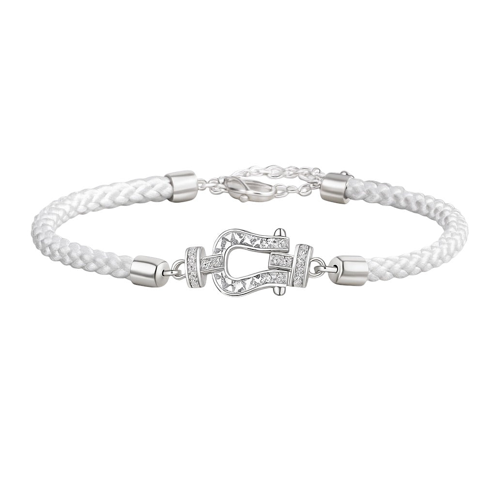 Bracelet femme en argent sterling tressé blanc avec fermoir fer à cheval orné de zircons étincelants.