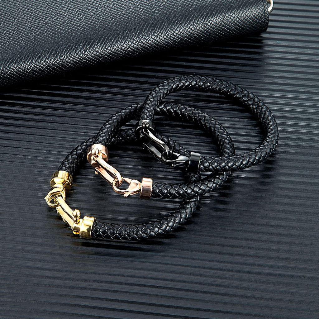 Bracelets homme en cuir tressé noir avec fermoirs fer à cheval en acier inoxydable or, argent et or rosé.