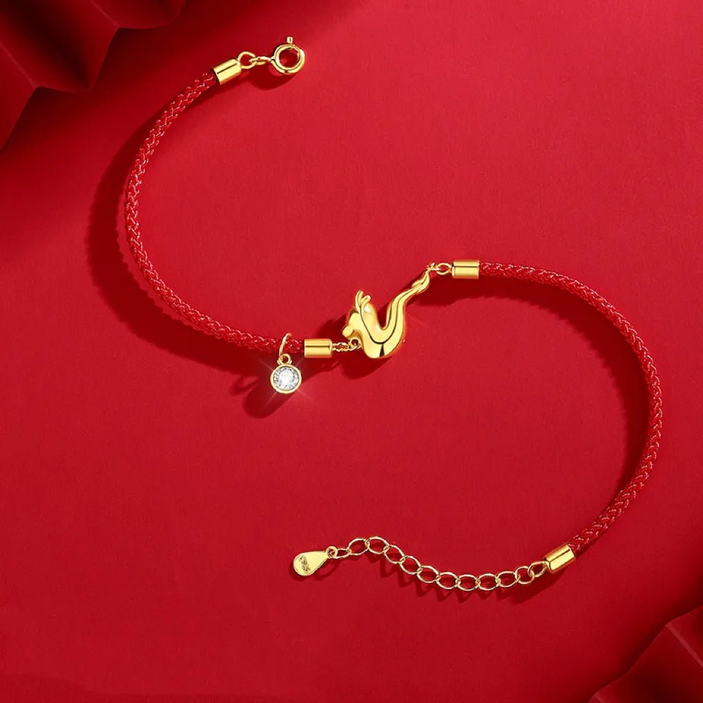 Bracelet fil rouge tressé avec dragon doré et perle nacrée, fermoir boucle ronde.