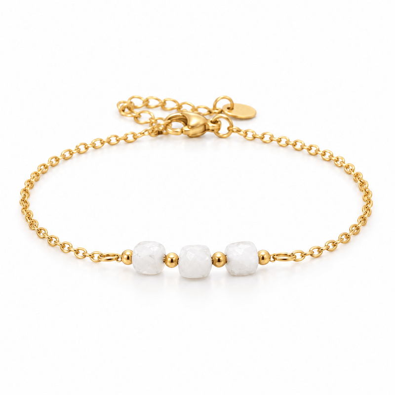 Packshot studio bracelet Bracelet fin en acier doré, maille forçat, trois pierres naturelles facettées, bijou élégant et lumineux, modèle Ilumia — Pierre de lune, vue frontale basse, fond blanc pur, détails verrouillés
