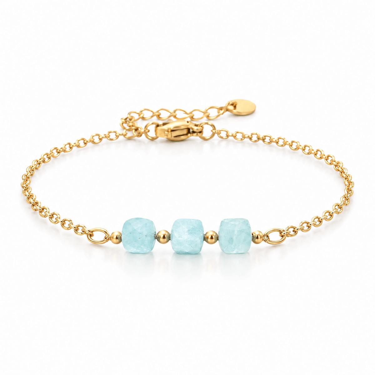 Packshot studio bracelet Bracelet fin en acier doré, maille forçat, trois pierres naturelles facettées, bijou élégant et lumineux, modèle Ilumia — Amazonite, vue frontale basse, fond blanc pur, détails verrouillés
