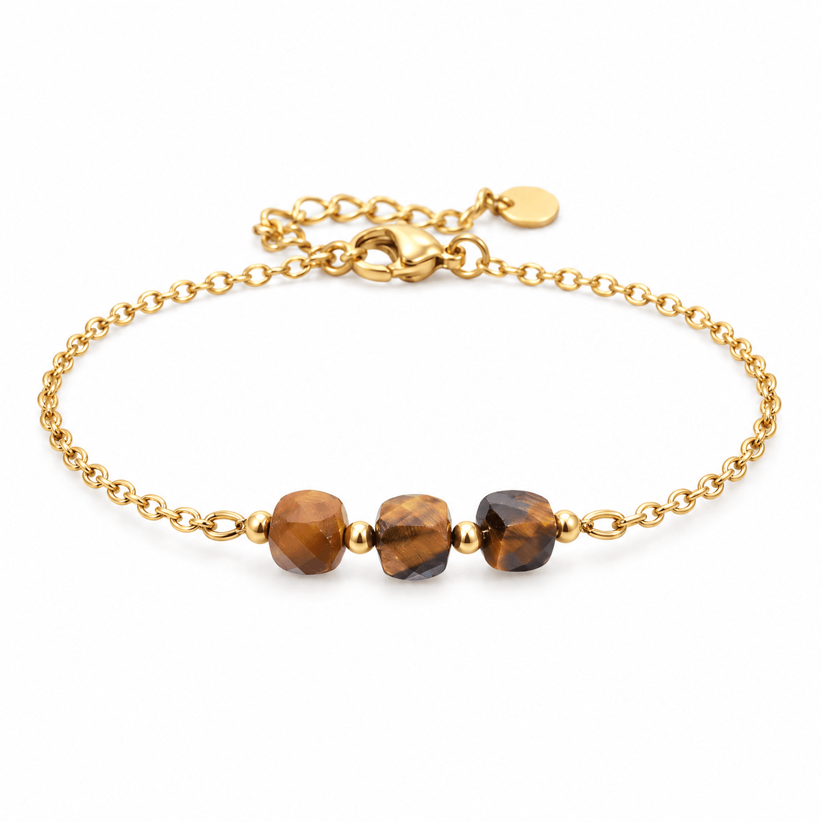 Packshot studio bracelet Bracelet fin en acier doré, maille forçat, trois pierres naturelles facettées, bijou élégant et lumineux, modèle Ilumia — Oeil de tigre, vue frontale basse, fond blanc pur, détails verrouillés