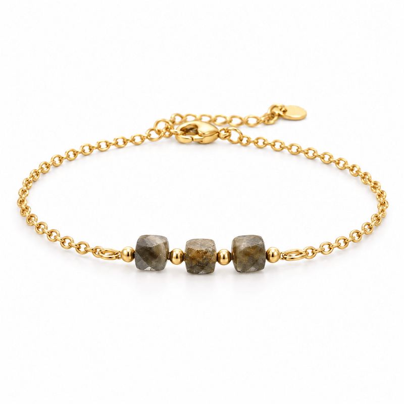 Packshot studio bracelet Bracelet fin en acier doré, maille forçat, trois pierres naturelles facettées, bijou élégant et lumineux, modèle Ilumia — Labradorite, vue frontale basse, fond blanc pur, détails verrouillés