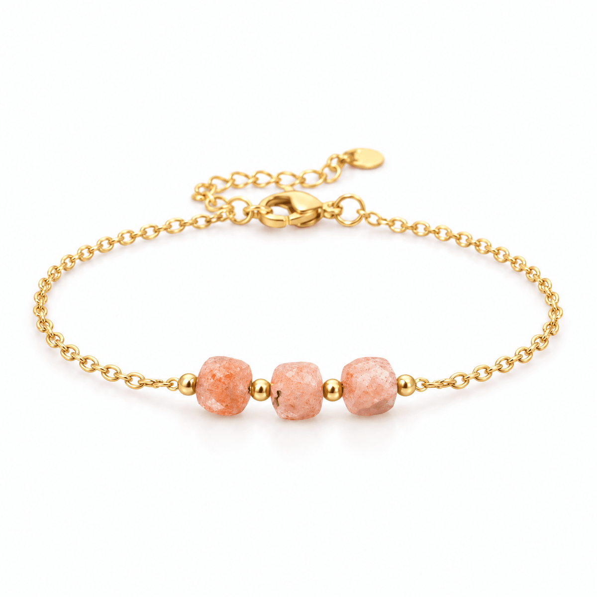 Packshot studio bracelet Bracelet fin en acier doré, maille forçat, trois pierres naturelles facettées, bijou élégant et lumineux, modèle Ilumia — Pierre de soleil, vue frontale basse, fond blanc pur, détails verrouillés