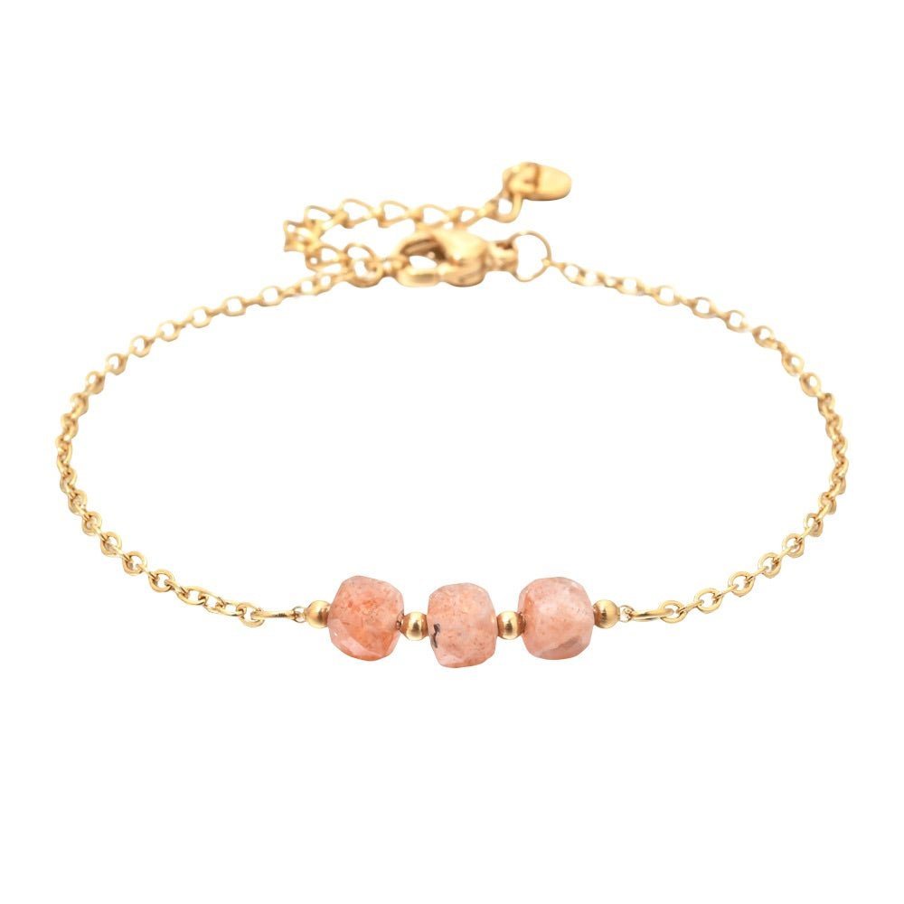 Bracelet fin en acier doré avec trois pierres semi-précieuses rose facettées et chaîne maille forçat.