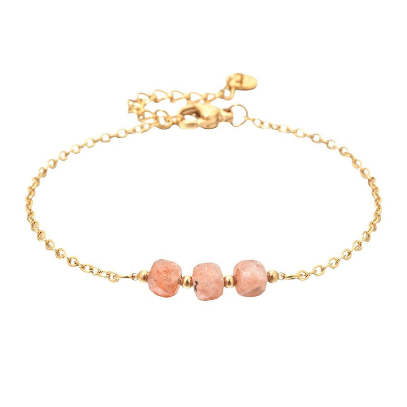 Bracelet fin en acier doré avec trois pierres semi-précieuses rose facettées et chaîne maille forçat.