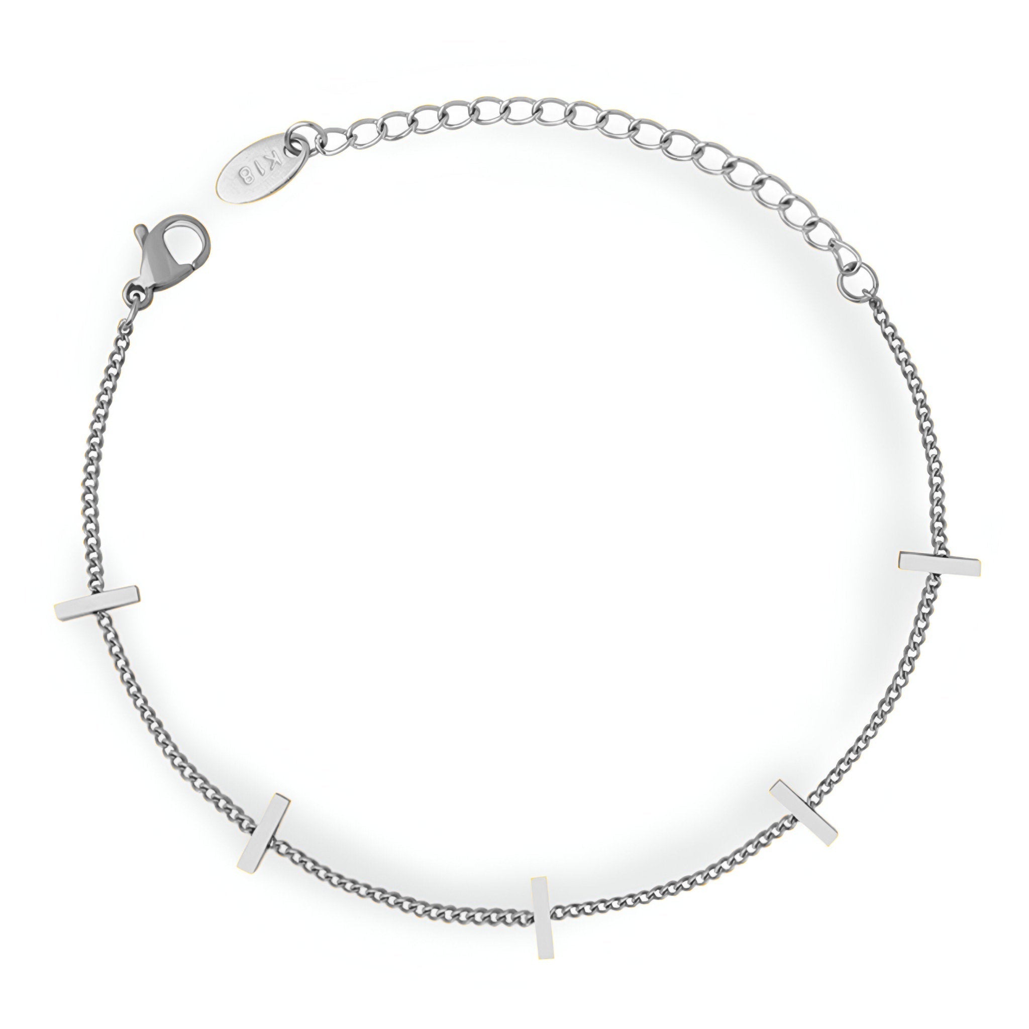 Bracelet fin en titane plaqué argent avec barrettes minimalistes et chaîne délicate.