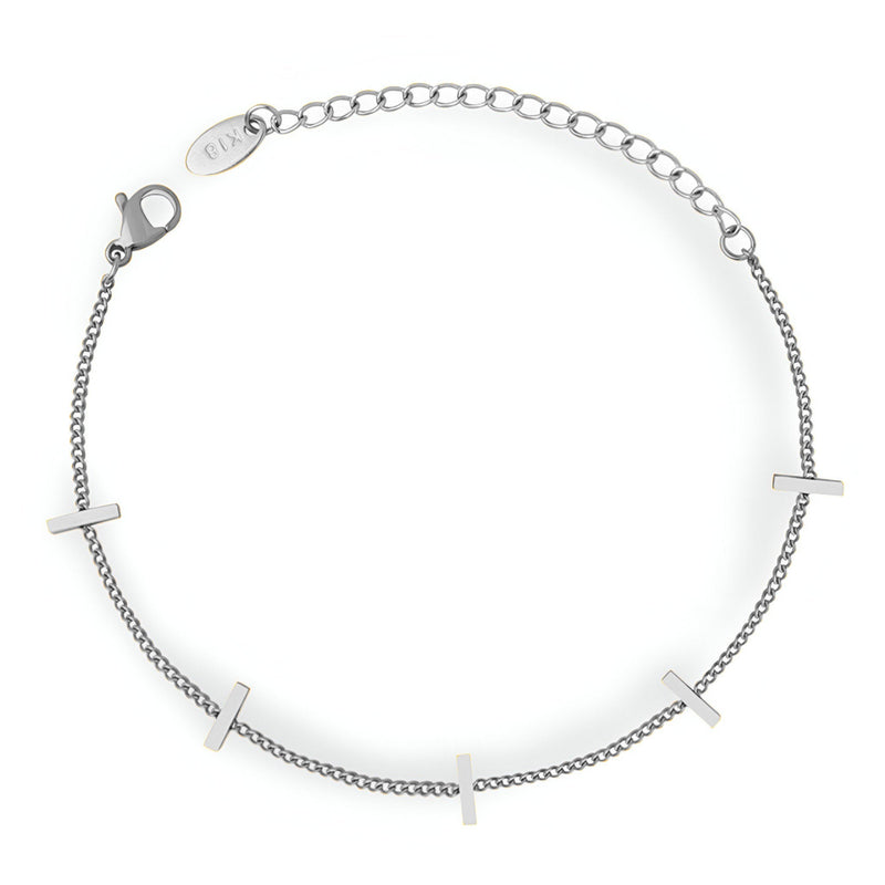 Bracelet fin en titane plaqué argent avec barrettes minimalistes et chaîne délicate.