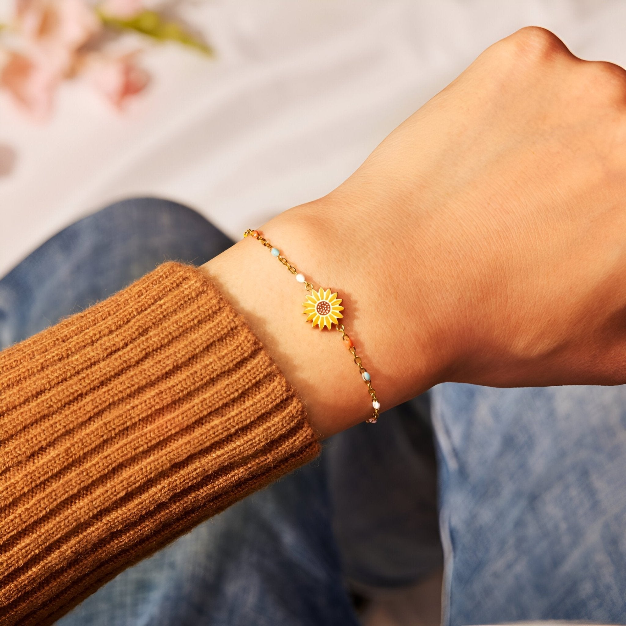 Bracelet en argent or avec pendentif fleur jaune et chaîne fine pour femme.