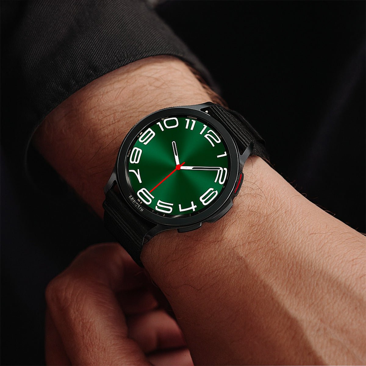 Bracelet de montre noir en nylon tressé ultra solide avec boucle réglable porté au poignet.