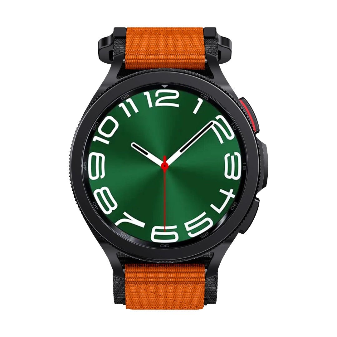 Montre noire Garmin avec bracelet orange en nylon réglable, cadran rond vert style sport outdoor.