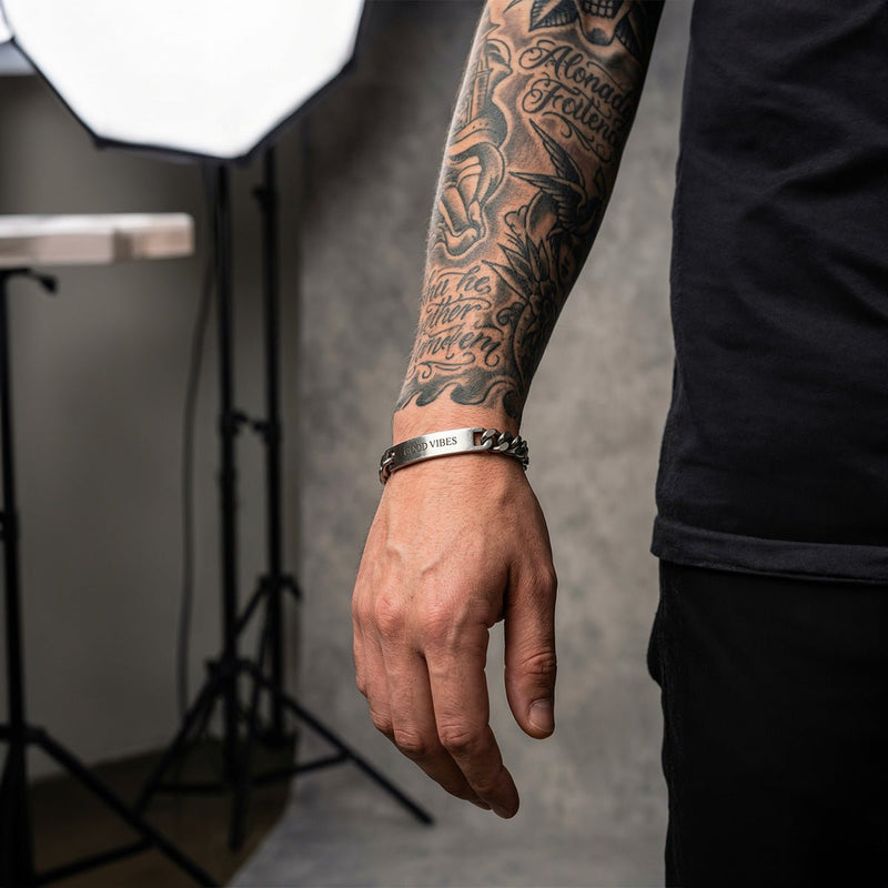 Bracelet gourmette anthracite en acier inoxydable, finition mate, style mixte, porté au poignet.