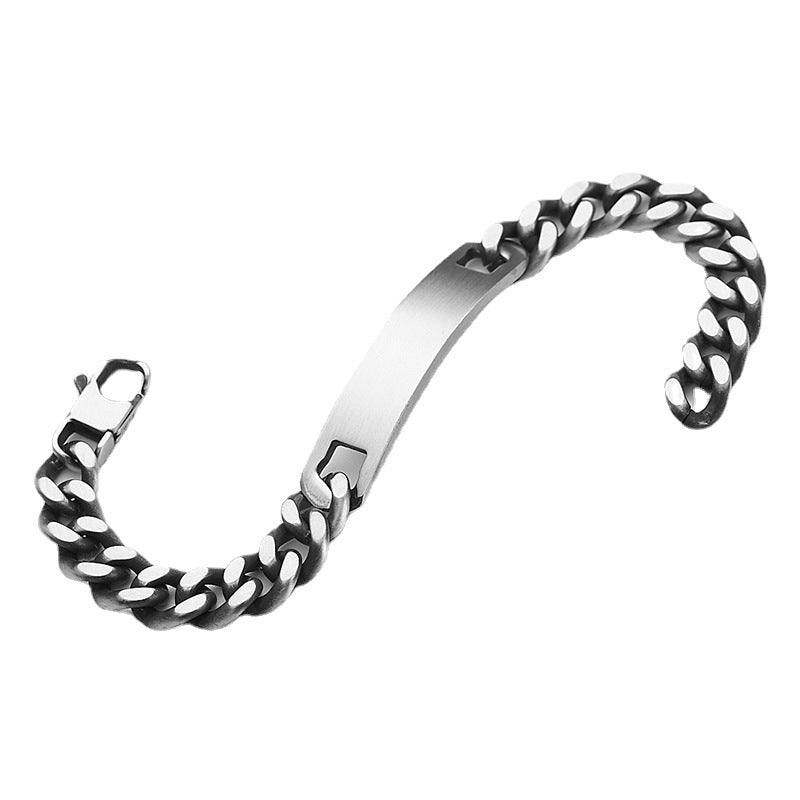 Bracelet gourmette en acier inoxydable anthracite avec plaque lisse personnalisable, maille épaisse et fermoir robuste.