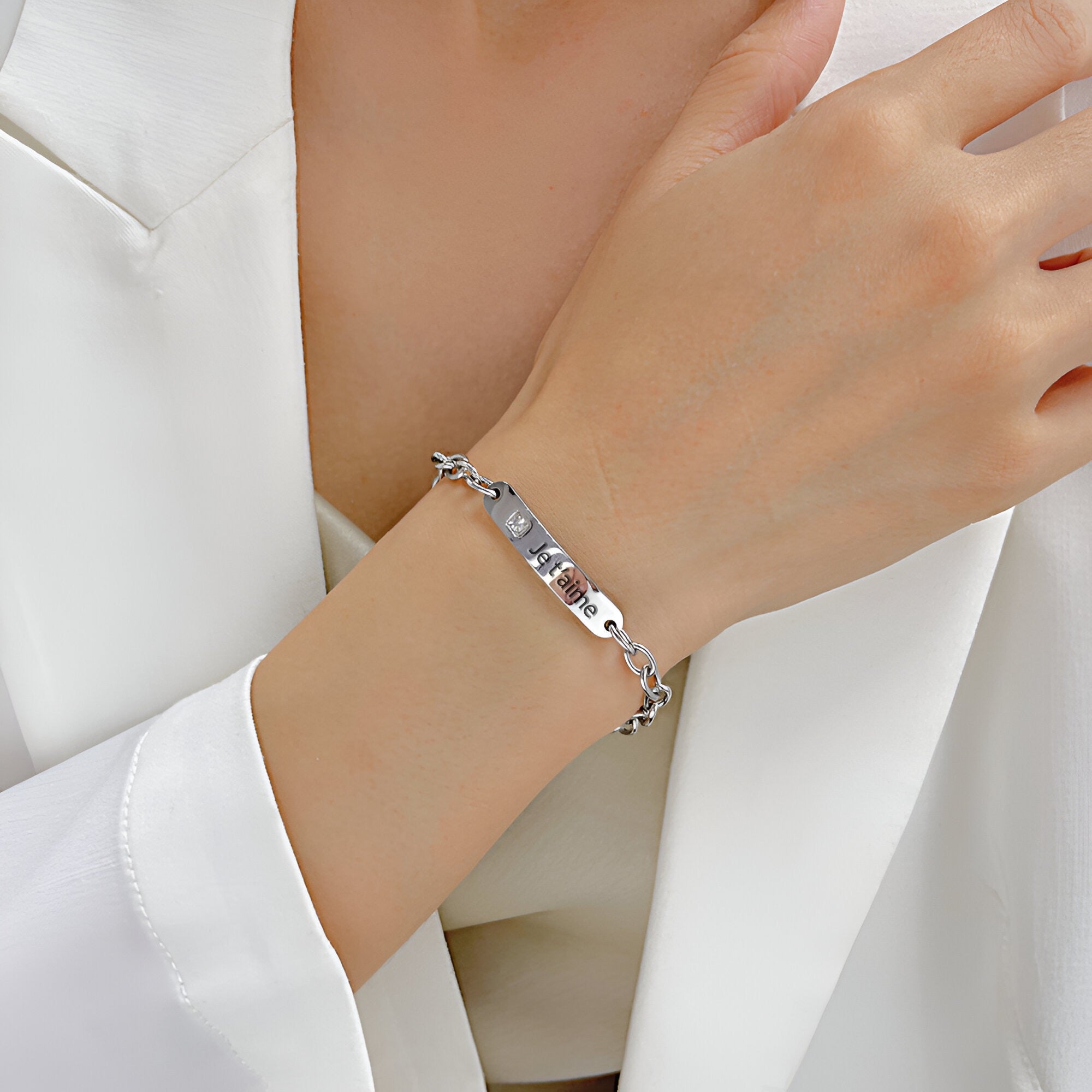 Bracelet gourmette argent en acier inoxydable avec plaque gravée et pierre de zirconium, style élégant pour femme.