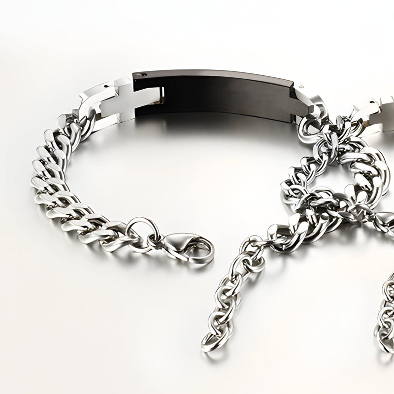 Bracelet gourmette homme en acier inoxydable argent avec plaque noire et fermoir lobster.