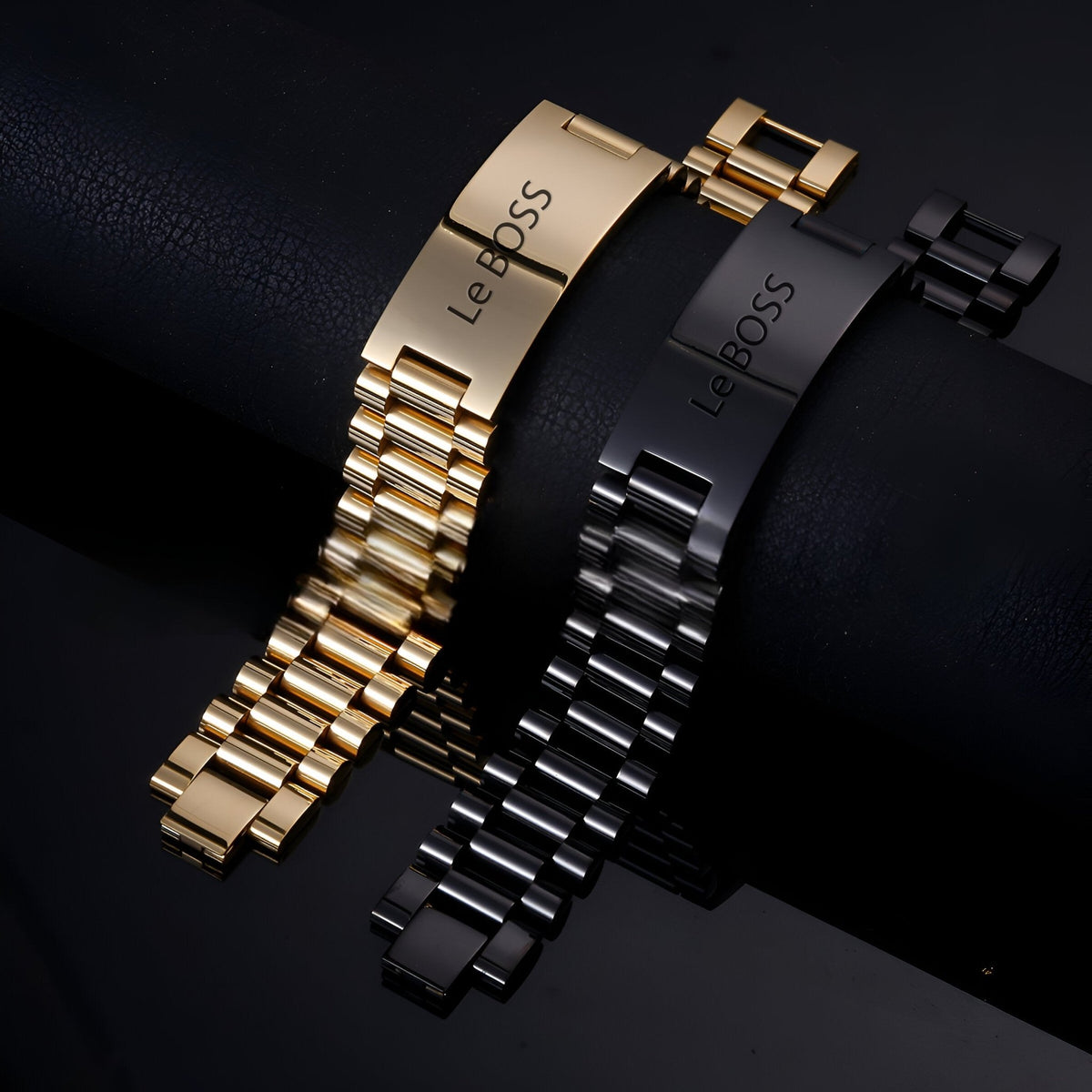 Bracelet gourmette épaisse en acier inoxydable doré avec gravure Le Boss et bracelet noir mat assorti.