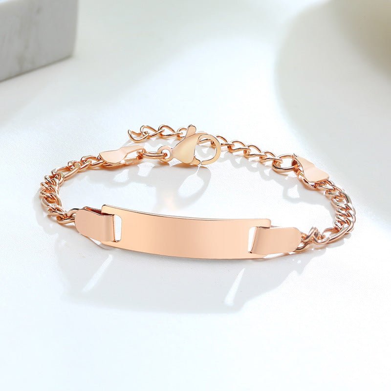 Bracelet gourmette en acier inoxydable or rosé avec maille figaro et plaque lisse personnalisable.
