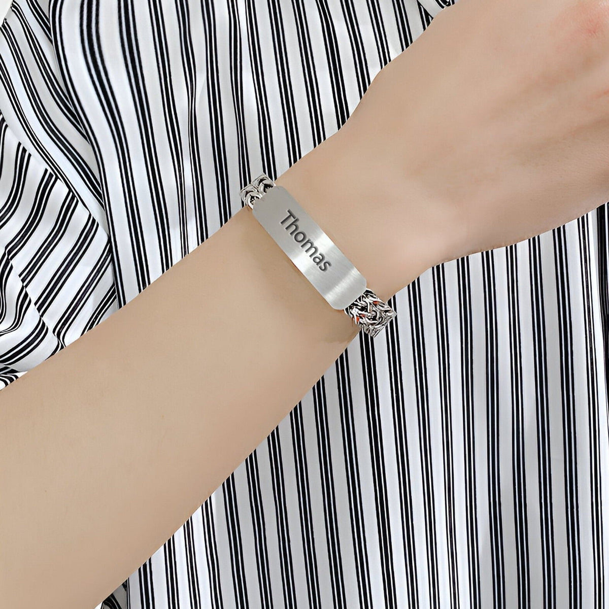 Bracelet gourmette en acier inoxydable argenté avec plaque personnalisée gravée "Thomas" sur maille spiga.