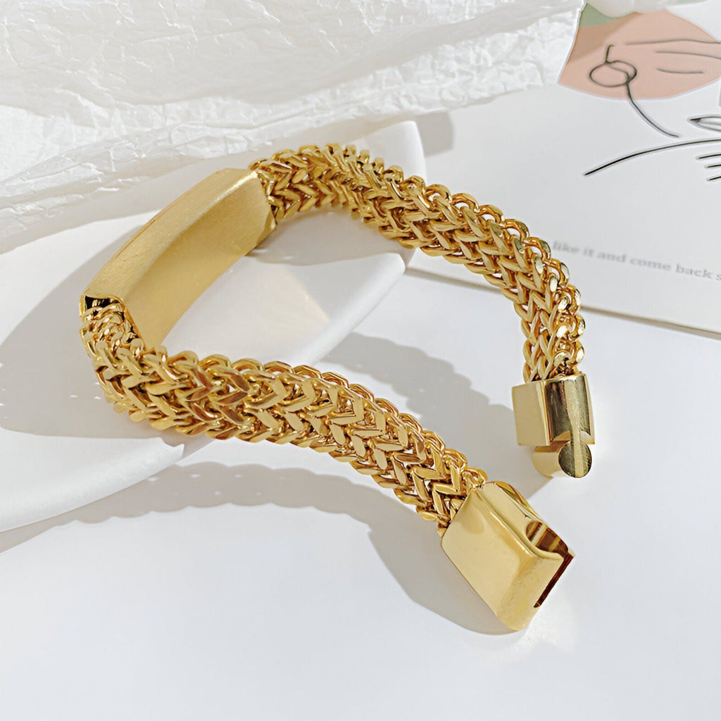 Bracelet gourmette homme en acier inoxydable doré, maille spiga, fermoir large lisse.