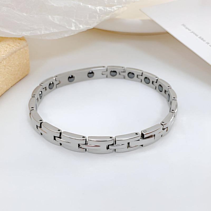Bracelet gourmette mixte en acier inoxydable argenté avec maillons plats et fermoir sécurisé.