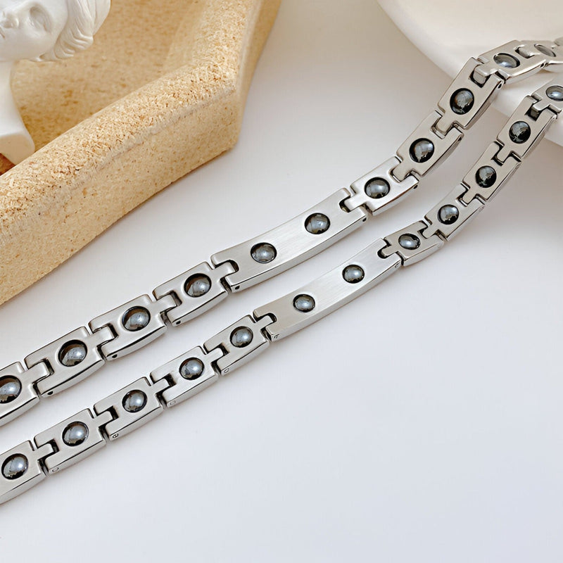 Bracelet gourmette mixte en acier inoxydable argenté avec maillons rectangulaires ajourés et ronds.