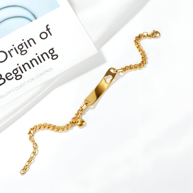 Bracelet gourmette en acier inoxydable doré avec plaque fine et motif cœur découpé.