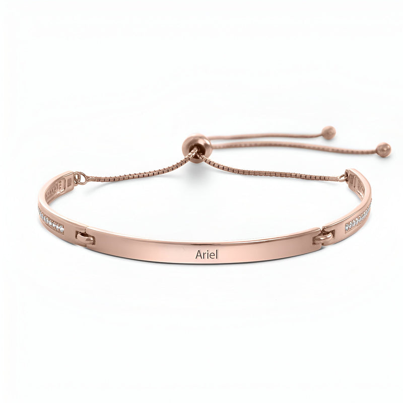 Bracelet gourmette en or rosé ajustable avec gravure personnalisée et détails en oxyde de zirconium.