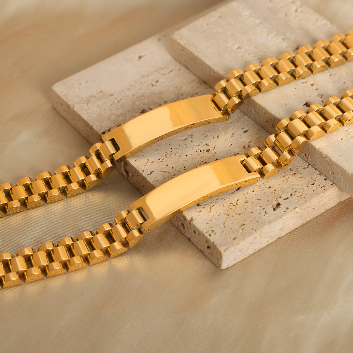 Bracelet gourmette en titane plaqué or, maillons larges et plaque lisse, style montre, modèle Léna.