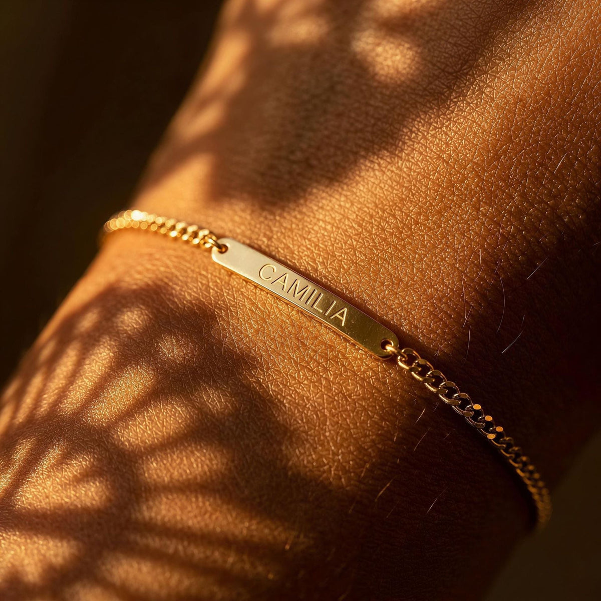 Personalisierbares Armband aus Edelstahl, feines kubanisches Gliederarmband, gravierbare Platte, Modell Camilia