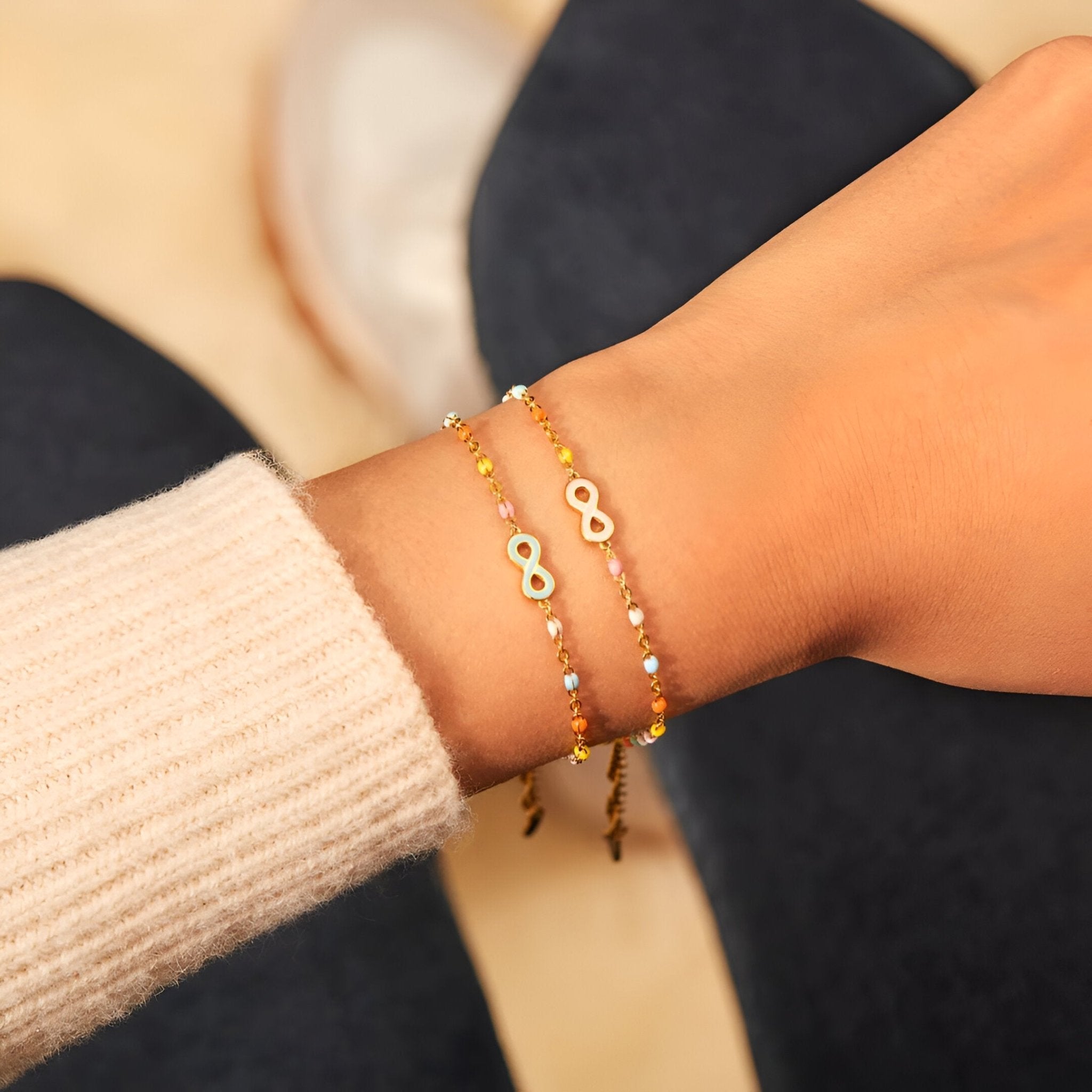 Bracelet infini en argent sterling doré avec chaîne fine et perles délicates, modèle Kalani pour femme.