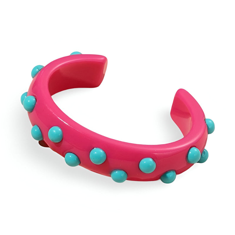 Bracelet jonc en résine rose vif avec breloques rondes turquoise réparties uniformément.