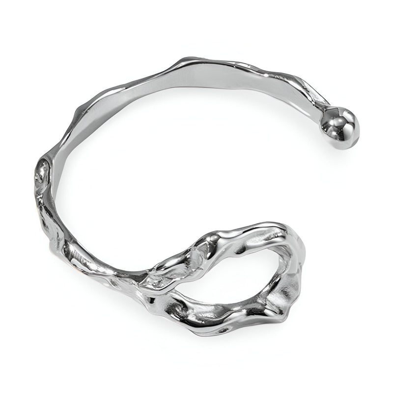 Bracelet jonc argenté en acier inoxydable au design déformé et texturé avec extrémité arrondie.