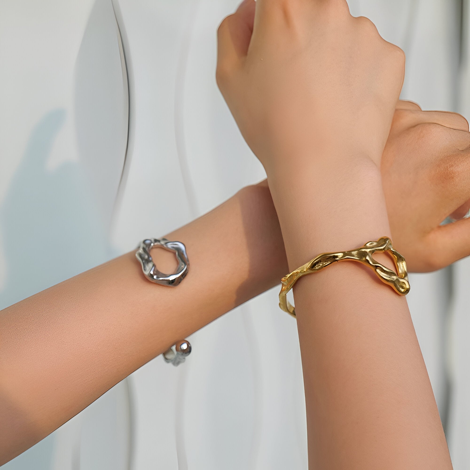 Bracelet jonc argent déformé en acier inoxydable au design organique et contemporain.