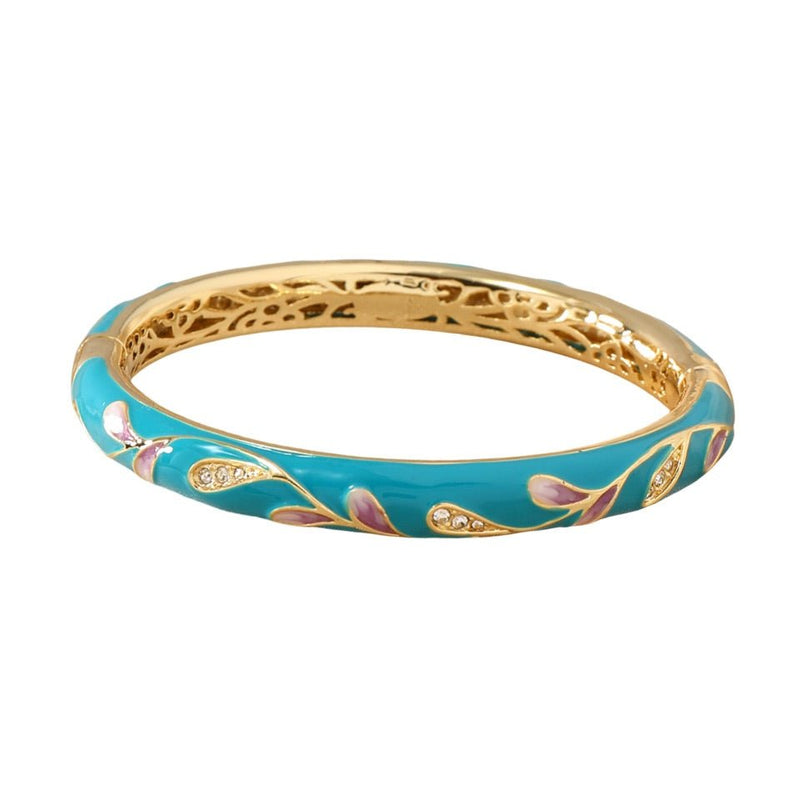 Bracelet jonc bleu ciel en cuivre plaqué or avec motif floral rose scintillant.