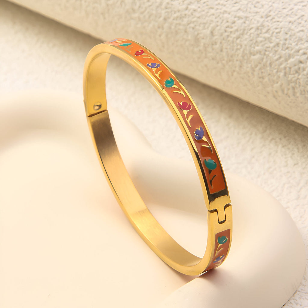 Bracelet jonc doré avec motifs émaillés colorés rouges, verts et bleus, modèle Aya.
