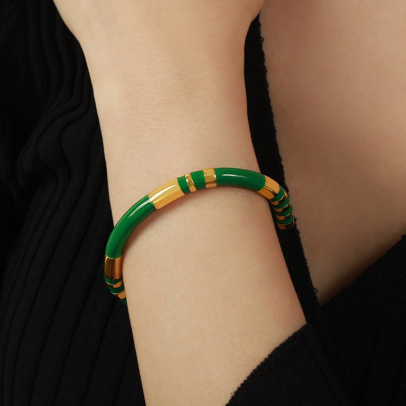 Brazalete rígido con detalles dorados, de titanio, colorido, modelo Bulie