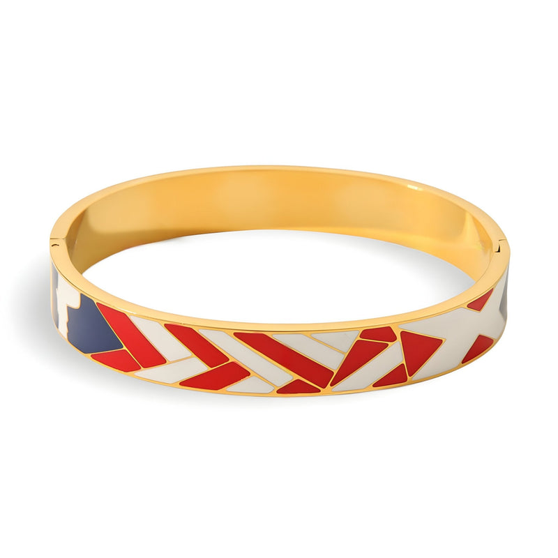 Bracelet jonc en métal doré avec émail blanc, rouge et bleu, motif abstrait géométrique.