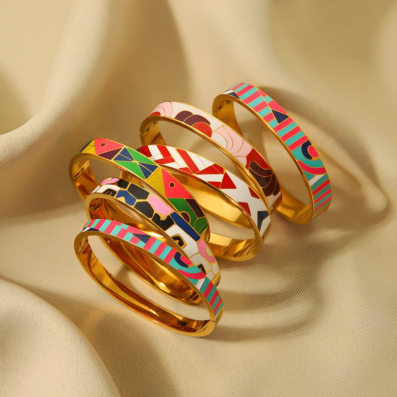 Bracelet jonc en métal doré avec motifs abstraits colorés émaillés, design moderne pour femme.