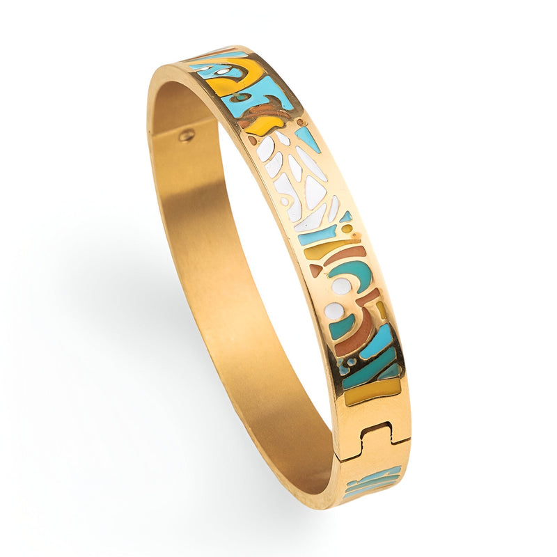 Bracelet jonc en métal doré avec émail turquoise et motifs floraux délicats sur toute la surface.