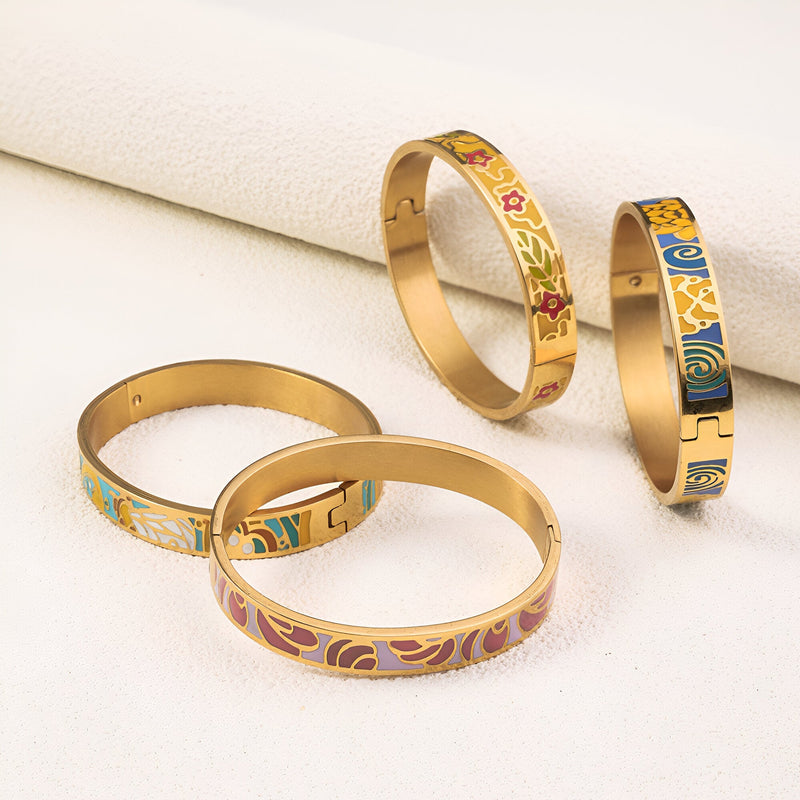 Lot de quatre bracelets joncs en métal doré avec motifs émaillés colorés variés, style délicat féminin.