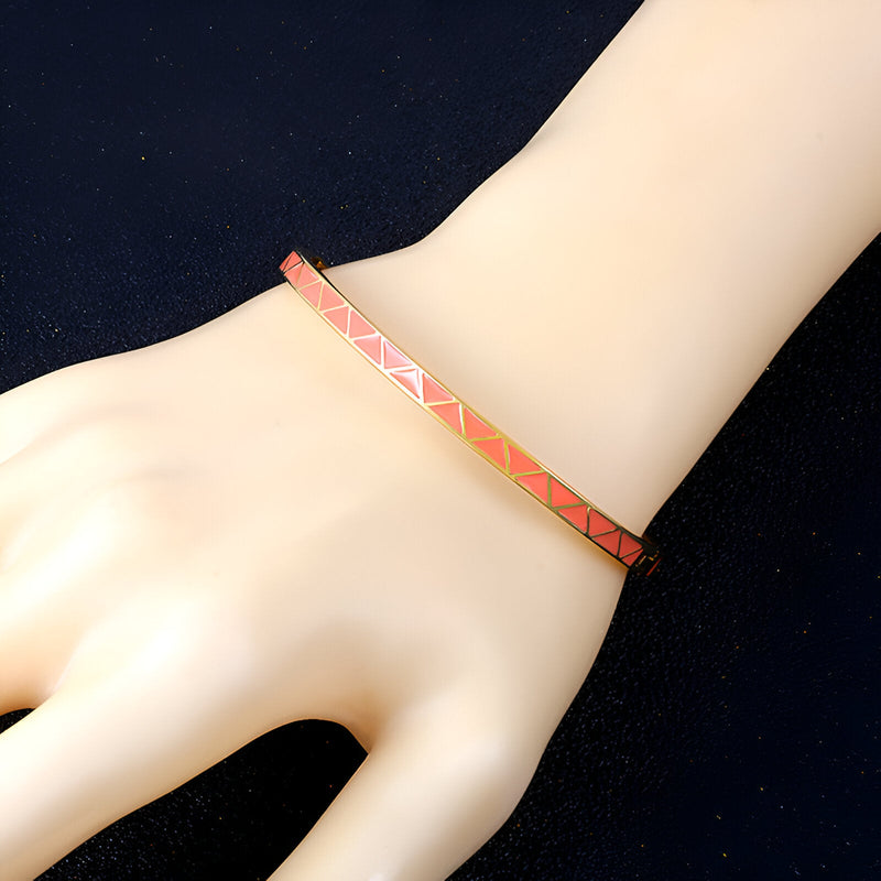 Brazalete rígido esmaltado con motivos triangulares, para mujer, modelo Esma