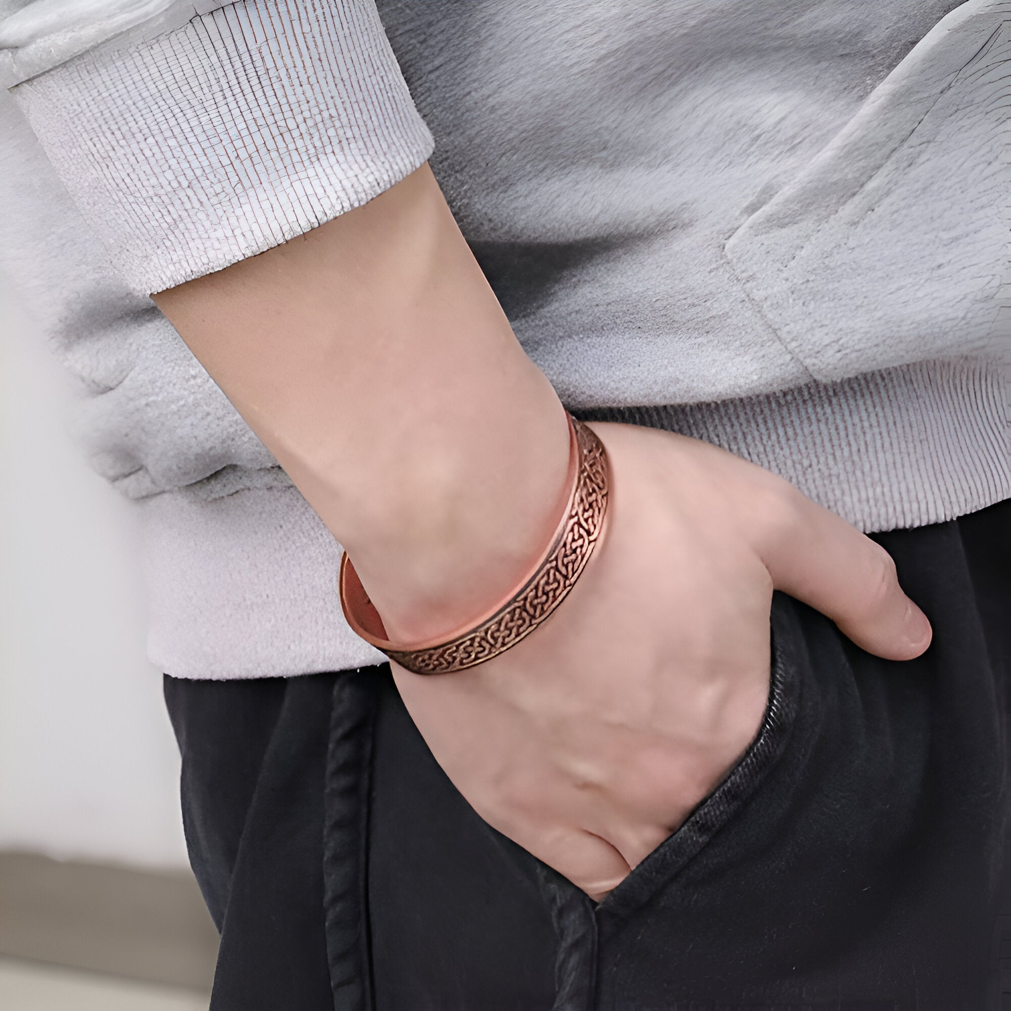 Bracelet jonc en cuivre bronze avec gravure celtique détaillée pour homme, modèle Jarl.