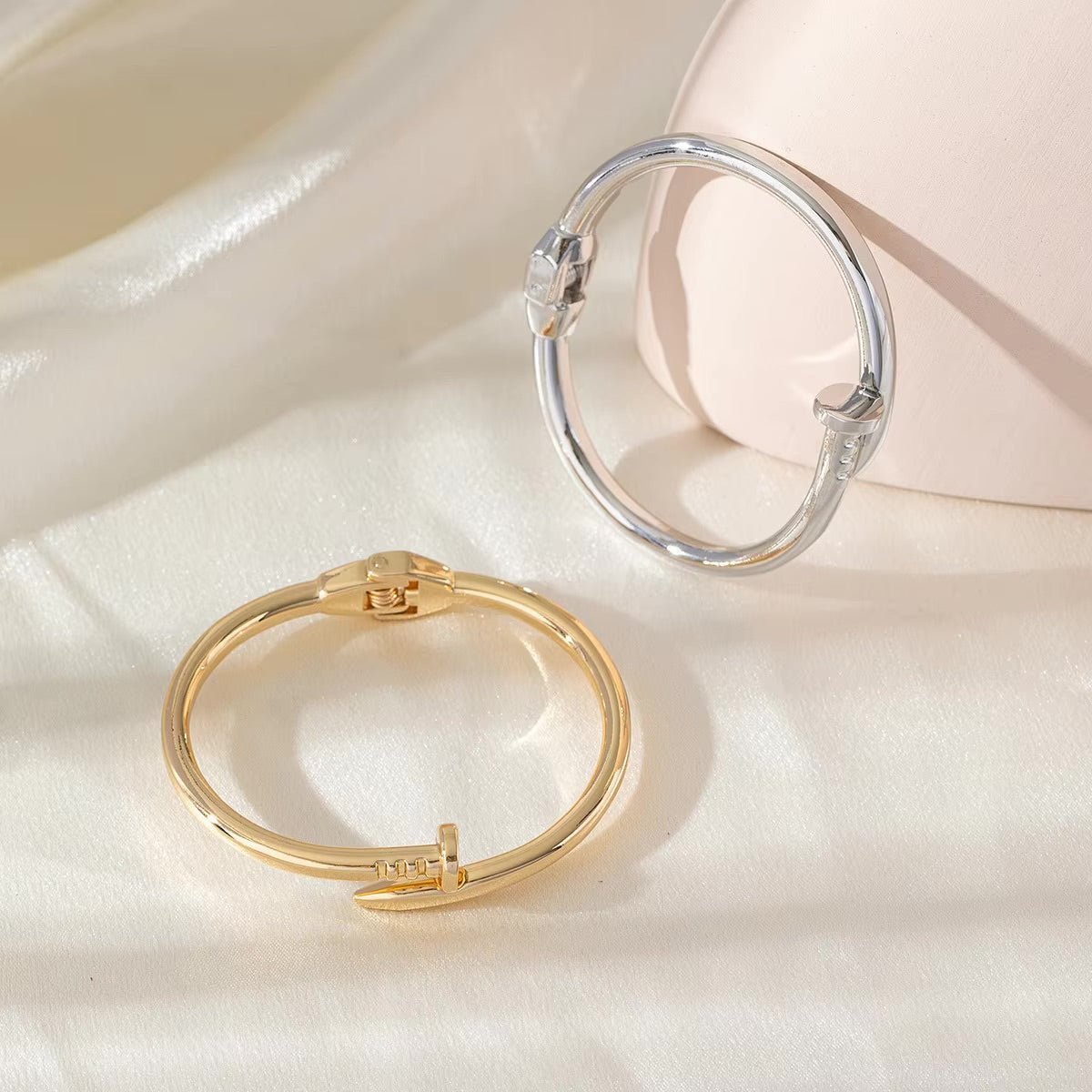 Bracelet jonc clou argenté et doré en acier inoxydable, design minimaliste et élégant pour femme.