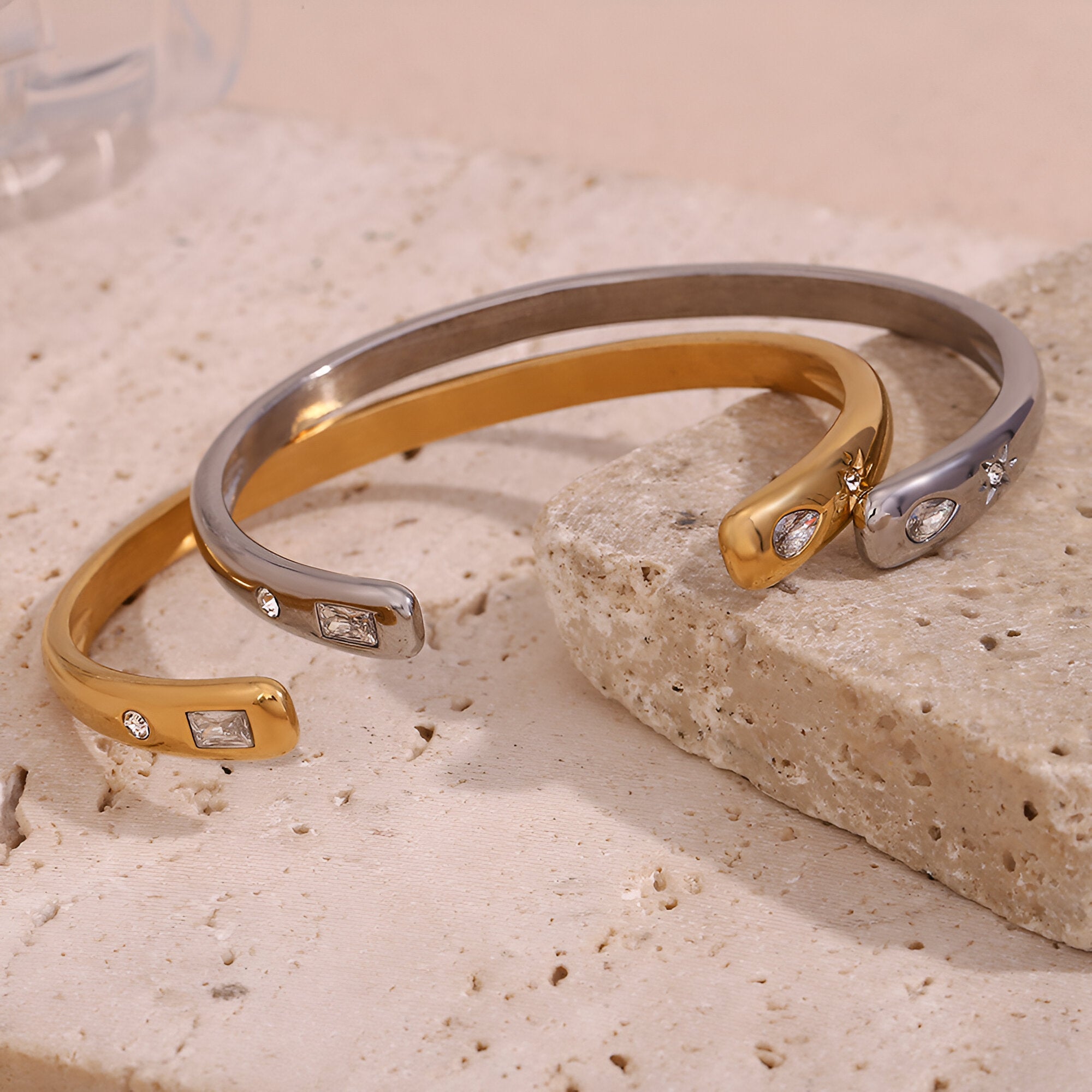Bracelet jonc Hélios en acier inoxydable doré et argenté avec petits cristaux carrés.