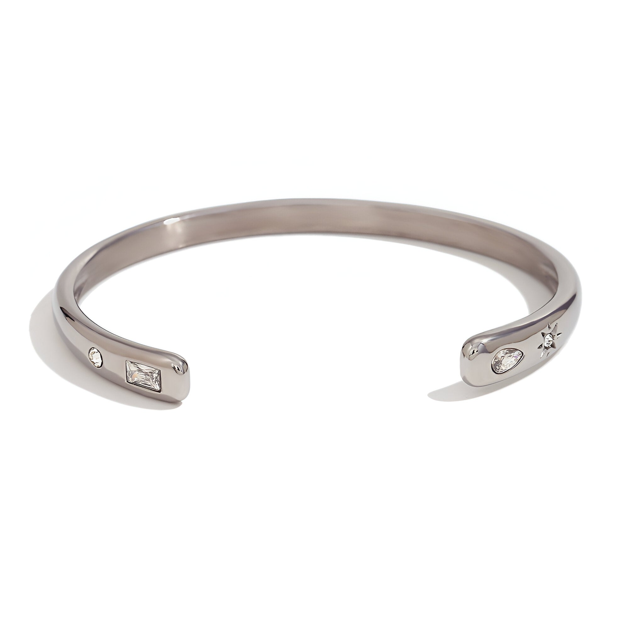 Bracelet jonc en acier inoxydable argenté avec gravures d'étoiles et finition lisse.