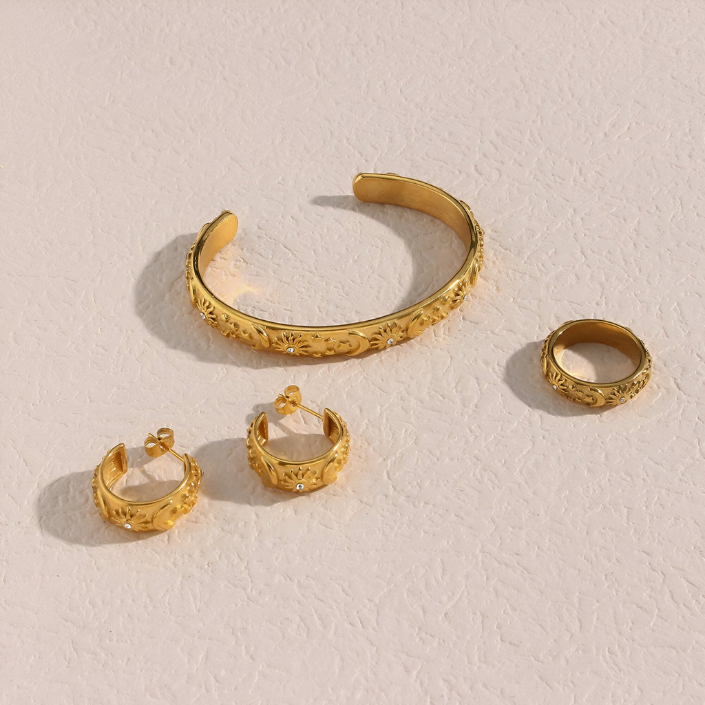 Bracelet jonc, bague et boucle d’oreille en acier inoxydable doré, gravure motif astral délicat.