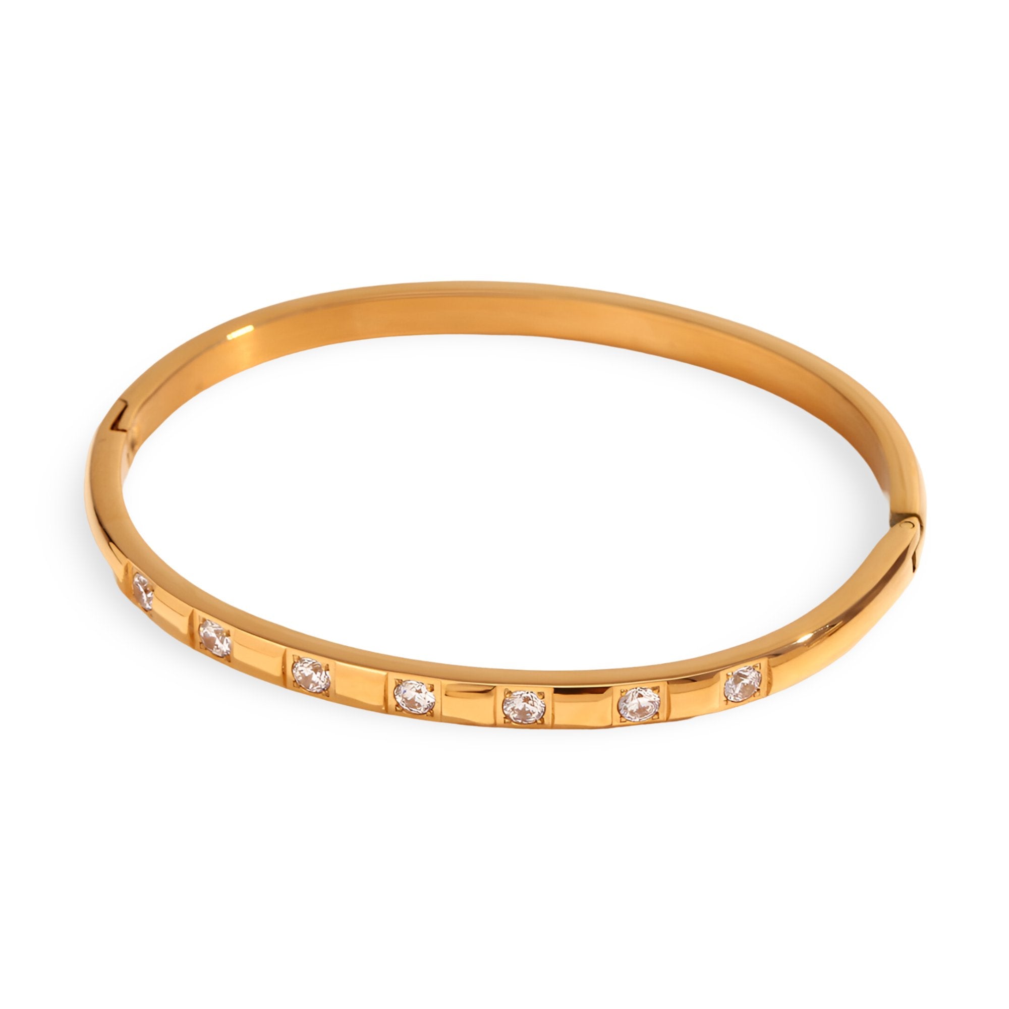 Bracelet jonc doré en acier inoxydable avec inserts en cristaux brillants, design fin et élégant.
