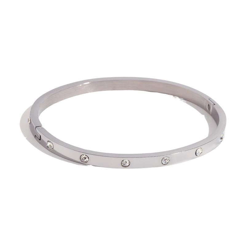 Bracelet jonc argenté en acier inoxydable orné de petits éclats scintillants evenly spaced.