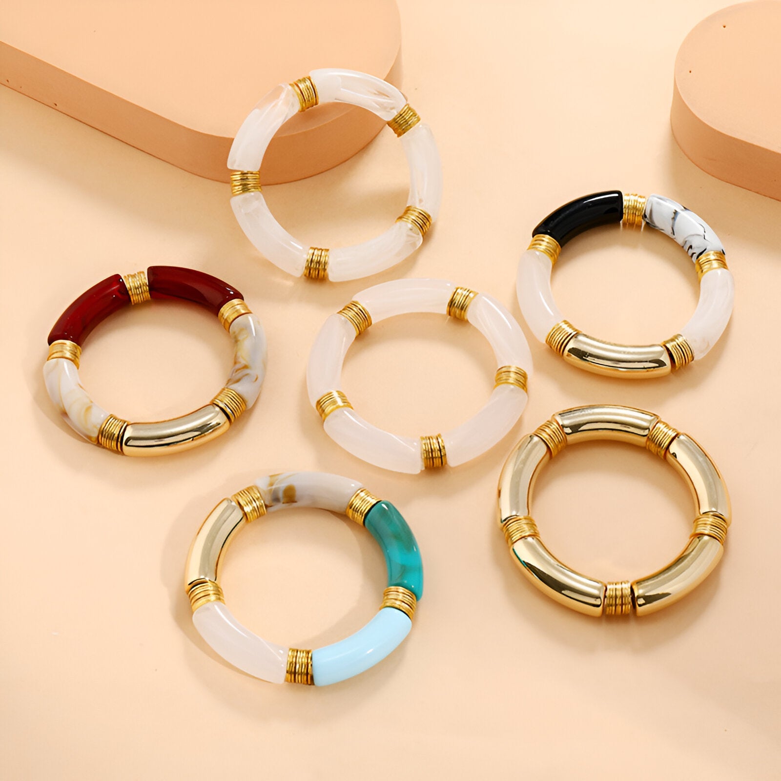 Set de bracelets jonc en acrylique bicolore avec détails dorés, coloris variés élégants.