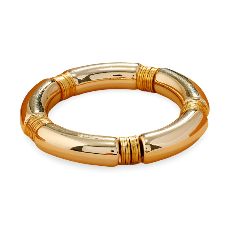 Bracelet jonc large doré en acrylique avec détails de fils enroulés pour femme.